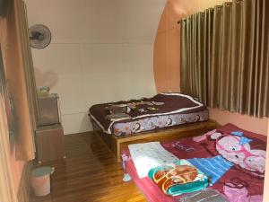 Amphoe Sawang Daen DinANGEL RESORT i的一间位于地板上带两张床的房间