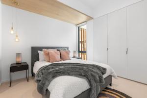 格罗夫海洋Park Place Luxe - Stylish & Central Apartment的卧室配有一张带粉红色枕头的大床