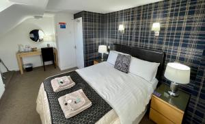 布莱克浦Windsor Park promenade的一间卧室配有一张床,上面有两条毛巾