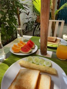马提威力Mystic Maldives Mathiveri Retreat的桌上的三明治和水果白盘