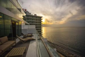 巴统Batumi View Luxury的从大楼的阳台上可欣赏到海景