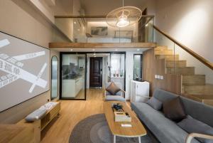 深圳WESU微宿设计公寓(深圳福田八卦岭店)的客厅配有沙发和桌子