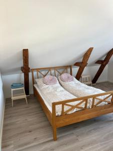瓦尔德Hygge Loft的一间卧室配有两张带粉红色枕头的木床