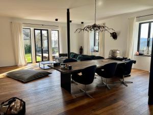 特里尔Trierer Heide - Architektur zum wohl fühlen的客厅配有桌子和沙发