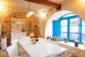 沙拉Authentic Country Home with Incredible Outdoor Area的厨房配有白色的桌子和白色的椅子