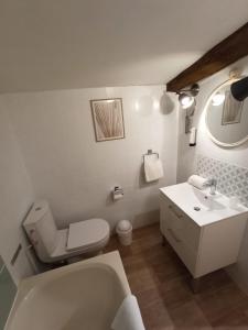 塞里尼亚克Logis Hotel Le Prince Noir的白色的浴室设有卫生间和水槽。
