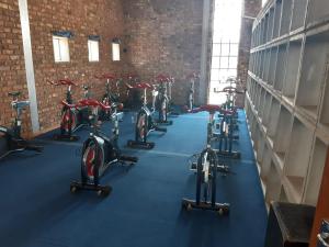 HartswaterBarons Galley & Lodge的停在健身房的自行车排