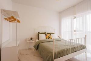 耶路撒冷Grand Jerusalem Luxury Apartment By Nimizz的白色的卧室设有床和窗户