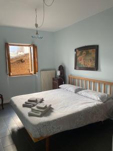 萨尔纳诺La Casa di Giulia的一间卧室配有带毛巾的床