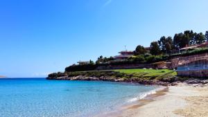 克拉法吉亚My Cretan Village by Go4sea的海边的山丘上,有房子的海滩