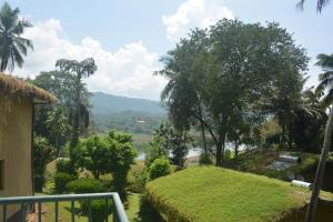 康提奥鲁托塔小屋旅馆的房屋的阳台享有风景。