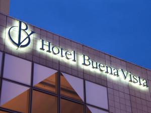 松本Hotel Buena Vista的大楼一侧的酒店水牛标志