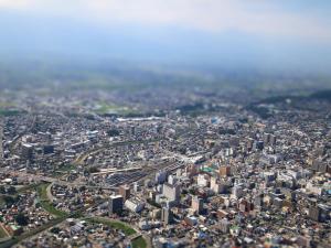 松本Hotel Buena Vista的城市的空中景观,城市有许多建筑