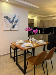 科马亚瓜Apartamentos Orquidea Dorada apt 101 & 104的厨房里配有餐桌和椅子