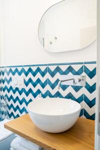 阿特拉尼Monastero Santa Rosalia的木制柜台上带白色碗水槽的浴室