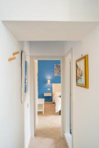 阿特拉尼Monastero Santa Rosalia的走廊上设有卧室,房间内设有一张床