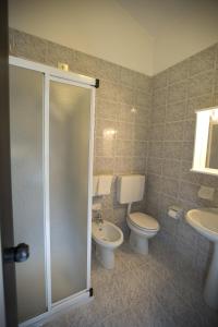 西尔米奥奈甘佛酒店的一间带卫生间和水槽的浴室