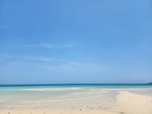 瓜隆岛Luna Koh Rong的一片空旷的海滩,背靠大海