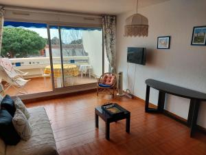 勒格罗-迪鲁瓦Appartement Le Grau-du-Roi, 2 pièces, 6 personnes - FR-1-716-1的客厅配有沙发和桌子