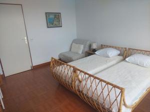 勒格罗-迪鲁瓦Appartement Le Grau-du-Roi, 2 pièces, 6 personnes - FR-1-716-1的一间卧室配有两张床和椅子