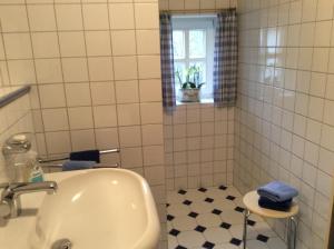 克桑滕豪曼斯霍夫公寓的一间带水槽和卫生间的浴室以及窗户。