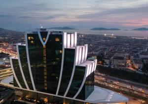 伊斯坦布尔Elite World Grand Istanbul Küçükyalı的城市高层建筑的景观