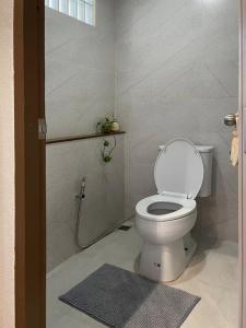 清莱Baan Jai Klang (บ้านใจกลาง)的浴室配有白色卫生间和淋浴。