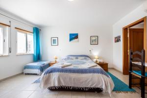 塞勒玛Casa Da Paz的一间卧室设有一张床和两个窗户。