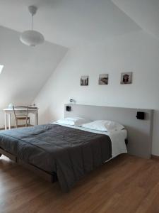 Saint-Germain-du-CorbéisSt Germain的白色卧室配有床和椅子