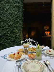 科莫阿布里奇佩雷利尼宫旅馆的一张白色桌子,上面放着食物板