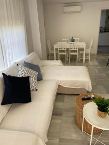 桑卢卡尔-德巴拉梅达Ameyal Casa PIO XII的客厅配有白色的沙发和桌子