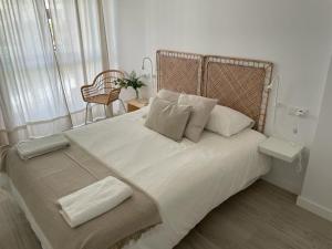 桑卢卡尔-德巴拉梅达Ameyal Casa PIO XII的卧室配有一张带白色床单和枕头的大床。