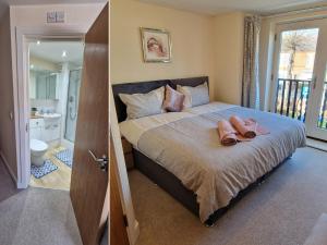 拉夫堡Luxury Spacious Apartment- Sleeps 4 Loughborough的卧室配有一张床和一间浴室的两张照片