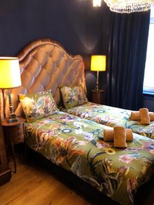 安特卫普Sint Andries Suites的一间卧室配有一张带床头板的床和两盏灯。