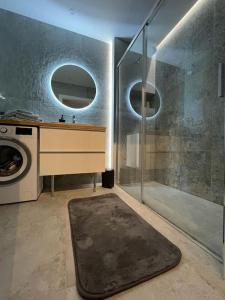 弗罗茨瓦夫Harry’s Apartment/centrum/parking的带淋浴和洗衣机的浴室