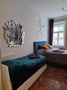 维也纳4 seasons apartment的一间卧室设有两张床,墙上设有一面镜子