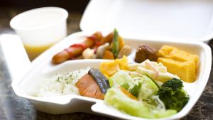 盛冈Toyoko Inn Morioka Ekimae的米饭和蔬菜的白色食品托盘