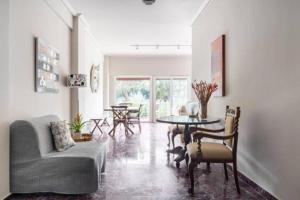 雅典Flisvos Marina refurbished apartment的客厅配有沙发和桌子