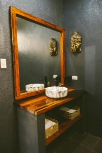 卢纳将军城Casa De Loren的浴室设有镜子和两个水槽及面罩