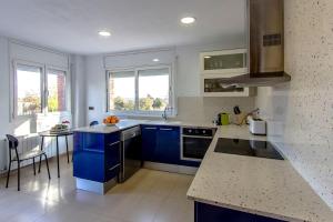 SilsCatalunya Casas Costa Brava Relax and Recharge 20km from beach!的厨房配有蓝色橱柜和台面