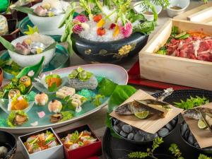 云仙市东园日式旅馆的餐桌上放有食物和植物的盘子