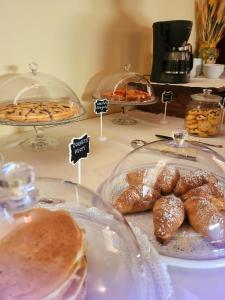 卡迪里翁西塞尔费德里科伊尔酒店的一张桌子,上面摆放着各种糕点和面包