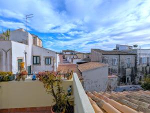 锡拉库扎La Casa Delle Fate的从建筑屋顶上可欣赏到城市美景