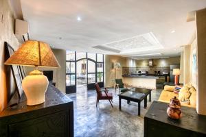 阿加迪尔Riad Amazine - Piscine - Rooftop - 6 or 7 Px的客厅配有沙发和带台灯的桌子