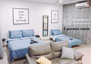 实达阿南Netflix WiFi Cozy Homestay Trefoil Setia Alam Shah Alam 沙亚南舒适温馨日租民宿的一间带两张床和一张沙发的卧室