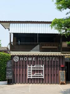 清迈@Home Hostel Wua Lai的家庭旅馆,带有读家旅馆标志