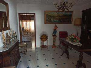 蓬塔翁布里亚La casa de Lola的客厅配有家具和桌子。