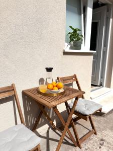 杜布罗夫尼克Madonna Guesthouse II的一张木桌,上面放着一碗橙子