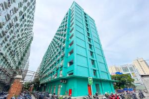 雅加达Apartemen City Park - Rendy Room Tower H18的市中心的一座高大的蓝色建筑