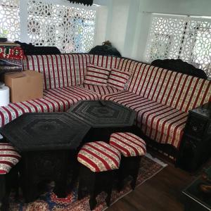 萨拉热窝Teuta Palace Dom Faletići的客厅配有沙发和2张凳子